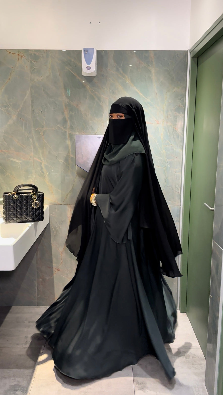 Cape Asma – Élégance Aérienne et Polyvalence Modeste